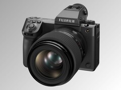 La nuova GFX100 II e l&#039;obiettivo GF 55 mm f/1.7 (Fonte: Fujifilm)