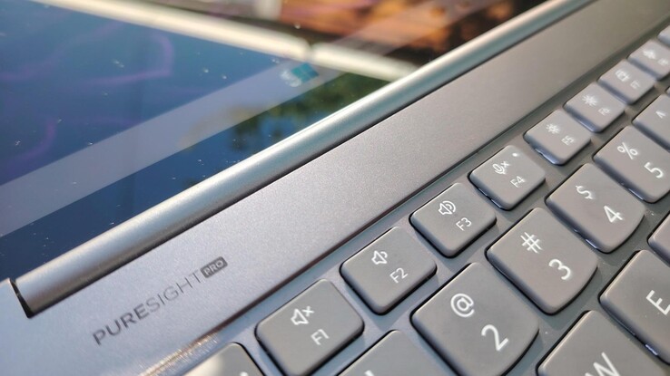 Un'immagine ravvicinata del Lenovo Yoga Slim 7 Aura Edition. (Fonte: Darryl Linington - Notebookcheck)