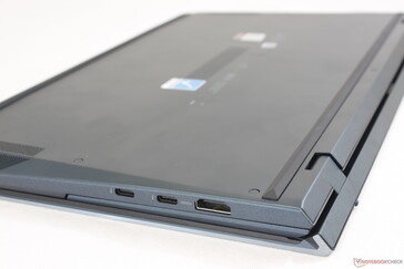 Quando è chiuso, l'UX482 si presenta come un normale portatile a conchiglia, ma con un retro leggermente più spesso