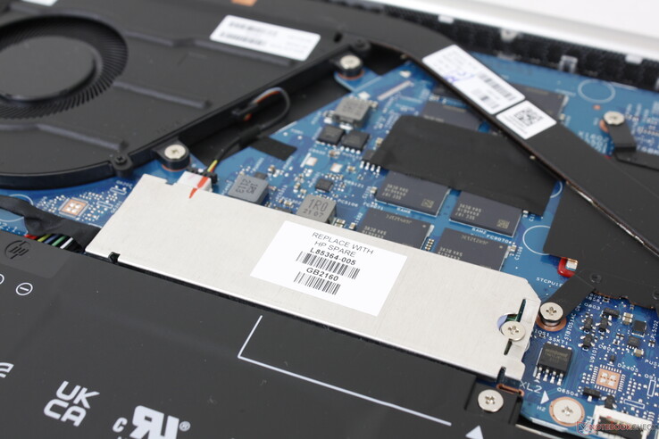 L'SSD M.2 PCIe 3 2280 è protetto da una piastra di alluminio. Non ci sono opzioni di archiviazione secondaria interna