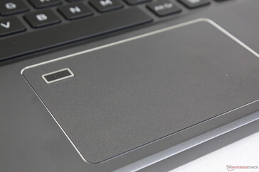 Touchpad liscio con perimetro cromato e lettore di impronte digitali angolare