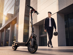 Ninebot Max G3 Pro in un paesaggio urbano generato dall'IA