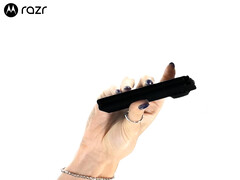 Il telefono pieghevole di cui si era parlato è stato presentato con una finitura nera opaca.