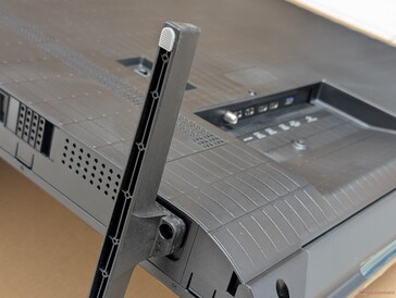 I piedini in plastica rigida si fissano alla base tramite viti Philips