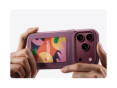 La custodia Magic E-Ink per smartphone è disponibile in tre colori. Nella foto: l’accessorio viene applicato all’iPhone 18 Pro.