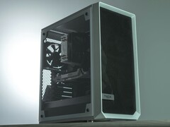 Custodia per PC bianca con pannello laterale e frontale a rete che mostra i componenti interni e le ventole di raffreddamento. (Fonte immagine: Anthony Roberts / Unsplash)