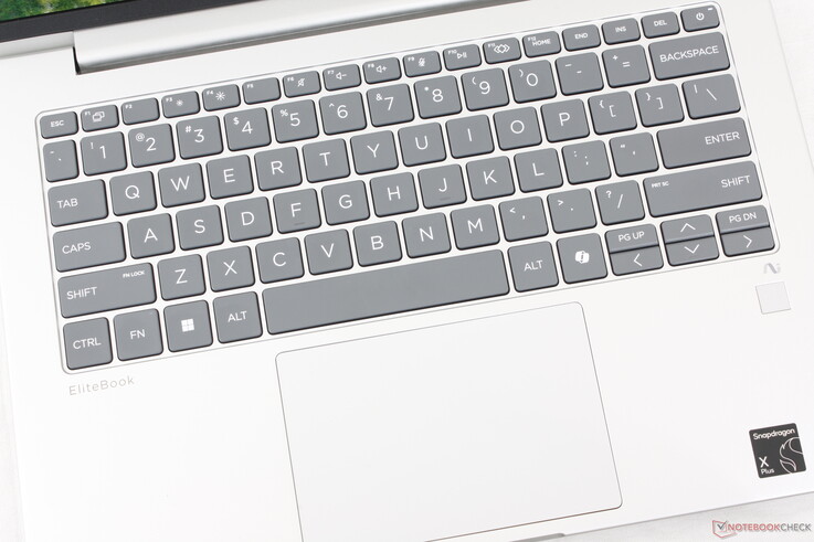 La retroilluminazione della tastiera è opzionale. Il Clickpad è decentemente grande per il fattore di forma, con 11,7 x 8 cm