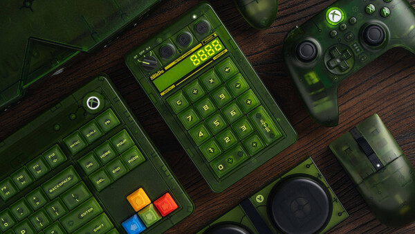 Il Numpad meccanico Retro 18 completa gli accessori da scrivania a tema Xbox di 8BitDo.