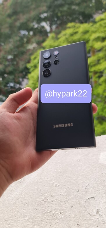 Un "Galaxy S22 Ultra" appare in nuove immagini hands-on. (Fonte: hypark22 via Twitter)