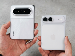 Huawei Pura X Max accanto a un manichino iPhone Ultra/Fold.