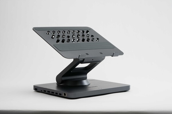 Il Lenovo Smart Motion Concept sembra fungere da dock, a giudicare dalle porte sul lato. (Fonte: Lenovo)