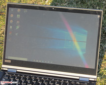 Il ThinkPad all'aperto (otto la luce del sole diretta; il sole è dietro il display)