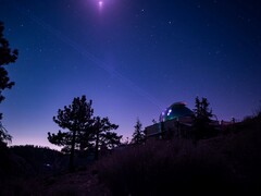 Il Laboratorio del Telescopio per le Comunicazioni Ottiche trasmette il suo faro a otto laser al ricetrasmettitore laser di volo per le Comunicazioni Ottiche nello Spazio Profondo (Fonte immagine: NASA e JPL-Caltech)