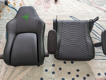 L'opzione in pelle nera è disponibile con cuciture verdi o nere, mentre l'opzione in tessuto è disponibile solo in grigio