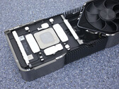 Il presunto corpo della RTX 4090 Founders Edition che mostra una delle due grandi ventole. (Fonte: Chiphell)