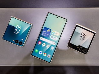 Gli ultimi telefoni pieghevoli Samsung, piegati, da sinistra a destra: Galaxy Z Flip7, Fold7 e Flip7 FE (Fonte: Notebookcheck)