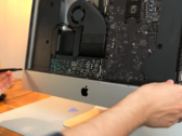 L'iMac da 21,5 pollici può essere aggiornato, ma non facilmente. (Fonte: Luke Miani)
