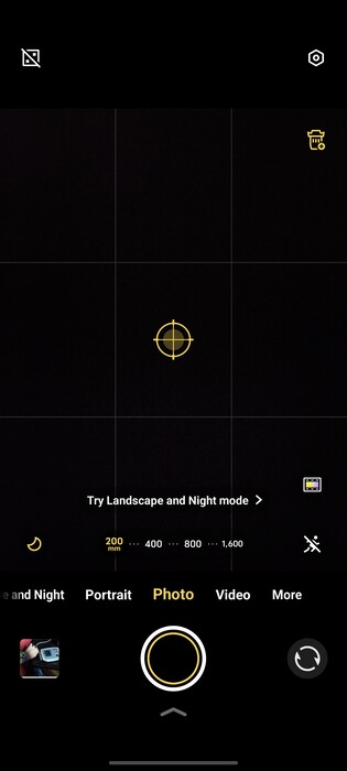 Se è evidenziato in giallo, è attiva la modalità tele-convertitore con lunghezze focali da 200 mm a 1600 mm.