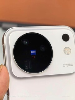 Foto in primo piano del pannello della fotocamera del prossimo Vivo X500