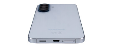 In basso: altoparlante, USB, microfono, SIM