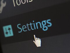 Primo piano di uno schermo che mostra una voce del menu Impostazioni e un puntatore del mouse