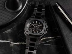 Il Bell & Ross BR-05 Skeleton Phantom Ceramic (nella foto) monta il calibro BR-CAL.322-1, con una riserva di carica di 54 ore. (Fonte: Bell & Ross)