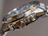 Vista laterale di un orologio Casio G-Shock della serie GST-W1000 che mostra la cassa in acciaio inossidabile, i pulsanti, la corona, il bracciale integrato e i nomi delle città incisi sulla lunetta.