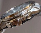 Vista laterale di un orologio Casio G-Shock della serie GST-W1000 che mostra la cassa in acciaio inossidabile, i pulsanti, la corona, il bracciale integrato e i nomi delle città incisi sulla lunetta.