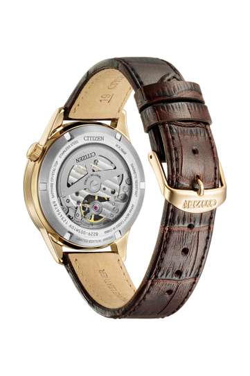 Il retro dell’orologio Citizen, caratterizzato da un fondello trasparente che mette in mostra il movimento automatico e il rotore color argento.