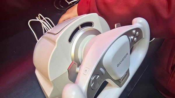 GameSir Turbo Drive ha una ventola che soffia aria in faccia in relazione alla velocità in un gioco di corse. (Fonte immagine: r/kemkuro)