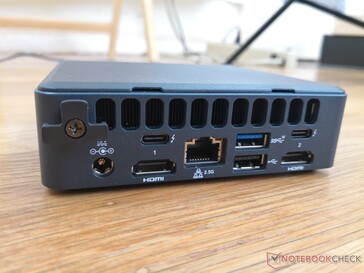 Lato Posteriore: 2x HDMI 2.0b, 2.5 Gbit RJ-45, USB-A 3.2 Gen. 2, USB-A 2.0, 2x USB-C con Thunderbolt 3, Thunderbolt 4 e DisplayPort