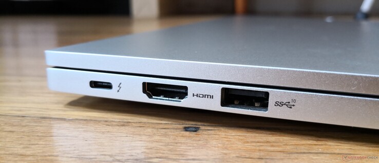 Lto sinistro: USB-C con Thunderbolt 4 + Power Delivery + DisplayPort, Kensington Lock, HDMI 2.0b, USB-A 3.2 Gen. 2