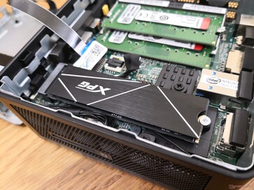 ADATA SSD con il suo diffusore di calore incluso installato sull'Intel NUC
