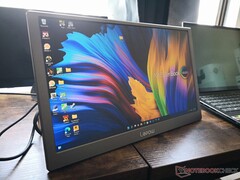 Il monitor portatile Lepow C2S 15.4 ha un cavalletto migliore di molti altri