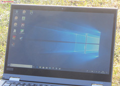 Il ThinkPad all'aperto (sotto la luce del sole diretta; il sole è dietro il display)