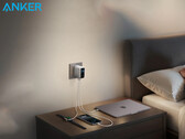 Secondo quanto riferito, il nuovo caricatore da parete Anker Prime 160 W sarà dotato di tre porte. Nella foto: il caricatore per laptop da 140 W che carica un orologio Apple, un iPhone e un MacBook. (Fonte immagine: Anker - modificato)