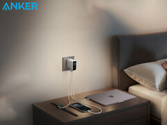 Secondo quanto riferito, il nuovo caricatore da parete Anker Prime 160 W sarà dotato di tre porte. Nella foto: il caricatore per laptop da 140 W che carica un orologio Apple, un iPhone e un MacBook. (Fonte immagine: Anker - modificato)