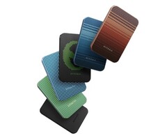 Il power bank magnetico Pitaka Aramid Fiber è disponibile nei colori moonrise, nero, sunset, alien, verde bosco e blu oceano (fonte: Pitaka)