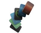 Il power bank magnetico Pitaka Aramid Fiber è disponibile nei colori moonrise, nero, sunset, alien, verde bosco e blu oceano (fonte: Pitaka)