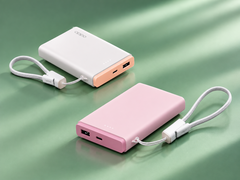 L’Oppo 33 W Pocket Charge è disponibile nelle varianti di colore rosa chiaro e kaki.