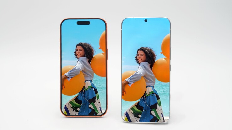 Il Tecno Randlos-Phone a confronto con uno smartphone convenzionale, apparentemente un iPhone 17 Pro.