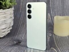 Notebookcheck ha recensito il Samsung Galaxy S25 (Fonte: Marcus Herbrich)