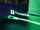 Il dirigente di Lenovo afferma che è "ancora presto" per l'adozione diffusa di Thunderbolt 5 da parte dei sistemi (Fonte immagine: Razer - modificato)