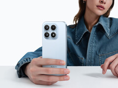 Lo Xiaomi 18 potrebbe avere un display da 6,4 pollici. Nella foto: un'immagine promozionale che mostra lo Xiaomi 17 tenuto in mano da una donna.