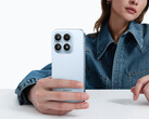 Lo Xiaomi 18 potrebbe avere un display da 6,4 pollici. Nella foto: un'immagine promozionale che mostra lo Xiaomi 17 tenuto in mano da una donna.