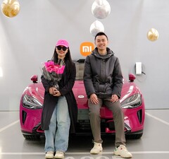 Questa giovane coppia ha ricevuto il 200.000esimo Xiaomi SU7, optando per l'opzione speciale di colore rosso (fonte: Xiaomi)