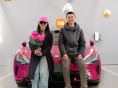 Questa giovane coppia ha ricevuto il 200.000esimo Xiaomi SU7, optando per l'opzione speciale di colore rosso (fonte: Xiaomi)