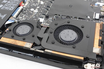 Lenovo afferma che il raffreddamento a liquido integrato è solo per i moduli VRAM e non per la CPU o la GPU