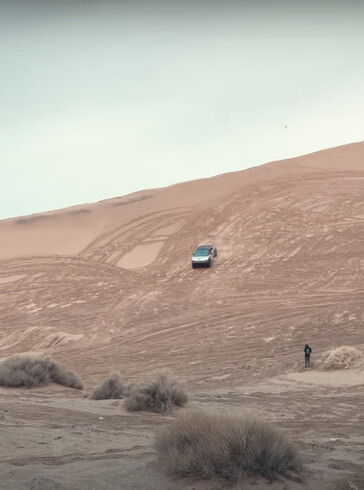 Il Cybertruck si è fatto strada sulla collina sabbiosa con facilità.