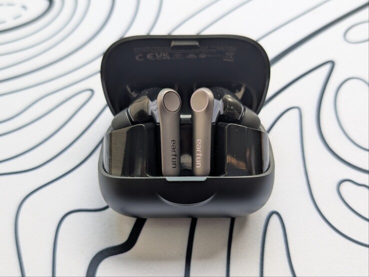 Air Pro 4+ nella custodia di ricarica compatta